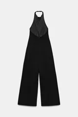 Mono largo negro de cuello halter y espalda descubierta, con pierna ancha. Cierre en espalda con cremallera oculta en costura y botones.