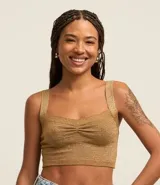 Blusa cropped de punto con hilo metalizado color dorado, escote en V, breteles anchos y fruncido en el busto.