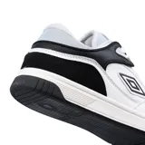 Zapatillas deportivas con parte superior de microfibra y suede, forros de malla y suela de TPR.
