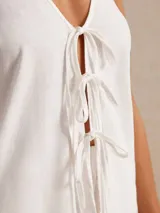 Conjunto de short y top blanco. El top es halter y se ata al cuello y en la espalda.