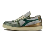 Championes Diadora modelo Mi Basket Row Cut Metal Pigskin Used, color beige con detalles en verde y gris.