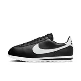 Championes Nike Cortez de cuero negro con detalles en blanco, cordones negros y suela blanca con línea negra.