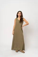 Vestido largo sin mangas, color verde militar, con escote en V y corte recto/holgado. Presenta un detalle de costura vertical en el centro de la falda.