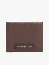 Billetera Tommy Hilfiger de cuero marrón con textura granulada. Diseño plegable con múltiples ranuras interiores para tarjetas y logo metalizado en la parte delantera.