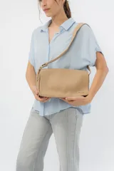 Bandolera moderna de eco cuero texturado color negro, con solapa frontal con cierre magnético oculto y correa regulable para llevar al hombro o cruzada.