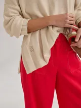 Sweater rojo de punto con escote en V y mangas 3/4.