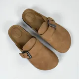 Sandalias tipo sueco color marrón claro con hebilla metálica ajustable.