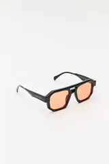 Lentes de sol con marco geométrico negro y cristales color naranja.