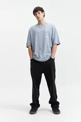 Remera celeste de manga corta con corte oversize y estampado al frente.