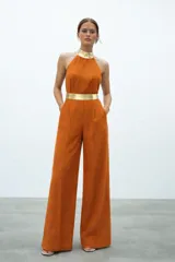 Mono color ladrillo con cuello halter y faja dorada desmontable.