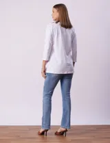 Blusa blanca de algodón con estampado de flores en tonos naranja y rosa, escote redondo con puntilla y mangas 3/4.