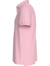Chomba rosa de Tommy Hilfiger, corte regular, con cuello tipo chomba, cartera de dos botones, logo bordado en el pecho y detalles distintivos de la marca.