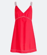 Vestido corto rojo de lino con tirantes dobles y costuras en contraste. Tiene una abertura debajo del busto y pespuntes vistos en el ruedo.