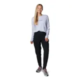 Pantalón jogger negro de mujer, marca Columbia, modelo Leslie Falls. Confeccionado con tejido Omni-Shield™ que repele la humedad y Omni-Shade™ UPF 50 que protege de los rayos UVA/UVB. Cuenta con cintura elástica, bolsillos laterales y traseros, y un bolsillo de seguridad con cremallera.