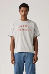 Remera gris de algodón con estampado rojo en el frente con la frase 'Two Horse Athletic Club'.