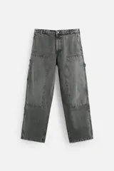 Pantalón gris de denim con efecto lavado, corte relaxed fit, cinco bolsillos, aplicación de tira y bolsillo multifunción en perneras. Cierre frontal con cremallera y botón.