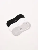 Pack de tres pares de medias invisibles en tonos neutros: beige, blanco y gris claro.