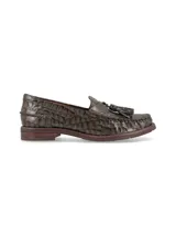 Mocasín de cuero color gris con textura croco, detalle de borlas y costuras artesanales.