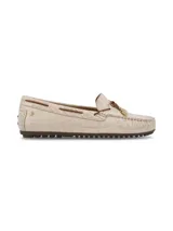Mocasín color crema con textura de piel de cocodrilo, cordones de cuero marrón con punteras metálicas doradas y suela marrón de goma antideslizante.