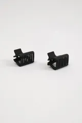 Pack de dos pinzas negras para el pelo, de diseño minimalista.