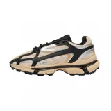 Championes urbanos Lacoste modelo Athleisure L003 2k24, con capellada de malla color beige, detalles en cuero sintético negro y plateado, y suela chunky color beige y negro.