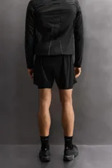 Shorts de running negros confeccionados en tejido técnico ligero y elástico, con malla interior, cintura elástica ajustable con cordón, bolsillo trasero con cierre y perforaciones en las perneras.