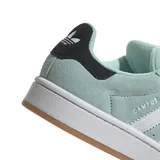 Zapatillas Adidas Campus 00s color verde agua con las tres tiras laterales blancas y detalles en negro en el talón. Suela blanca con base color caramelo.
