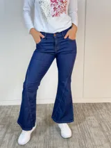Pantalón de jeans azul oscuro, de corte acampanado, con bolsillos delanteros y traseros.