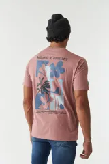 Remera blanca de manga corta con cuello redondo y estampado con flores y texto en tonos marrones.