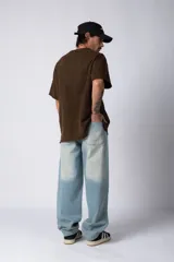 Pantalón jean gris de corte amplio y tiro alto.