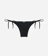 Bombacha de bikini color celeste, con corte clásico, lazos laterales y pespuntes contrastantes.