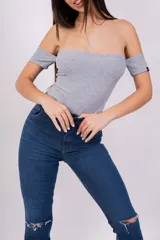 Body blanco de breteles finos y mangas cortas con detalle de etiqueta negra.