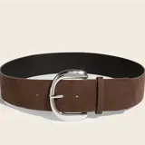 Cinto ancho de símil gamuza color negro con hebilla plateada de forma irregular.