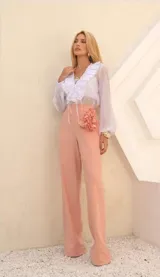 Blusa celeste con cuello en V y volados, mangas largas abullonadas y lazos en el escote.