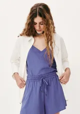 Musculosa de tirantes finos color azul, con escote en V y costuras decorativas en el busto.