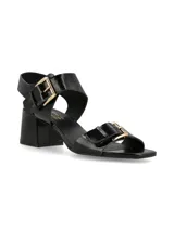 Sandalias negras de cuero con taco bloque, hebillas metálicas doradas y suela antideslizante de caucho.