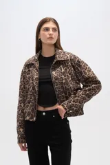 Campera corta con cierre frontal, cuello camisero, puños elastizados y estampado animal print de leopardo en tonos marrones.