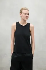 Musculosa negra sin mangas confeccionada en lino.