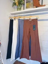 Pantalón oxford blanco de bengalina con doble lycra.