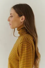 Sweater de punto fino a rayas horizontales grises y negras, con cuello alto.