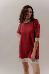 Vestido corto tejido en punto color negro con cuello, puños y ruedo en blanco.