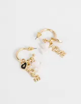 Aros dorados tipo argolla con dije colgante de la palabra "love" y corazón esmaltado en negro.