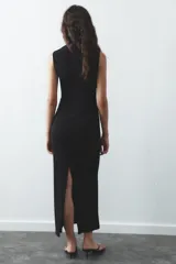 Vestido midi marrón de tejido de punto, con cuello redondo, sin mangas, drapeado en el lateral y abertura en la espalda.