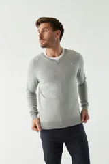 Sweater negro de manga larga con escote en V y logo bordado.