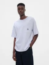 Camiseta de algodón suave con cuello redondo, manga corta y bolsillo en el pecho, con bordado de Mickey Mouse.