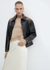 Camiseta verde de manga larga con cuello redondo y corte ajustado.