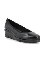 Zapato estilo ballerina color marrón, con taco corrido y punta semi redondeada. Confeccionado en cuero italiano, con calce elastizado, plantilla flexible y suela confortable.