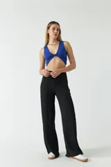 Top azul eléctrico de punto canalé, con escote en V y diseño cruzado con nudo en el centro.