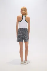 Short de jean color beige con estampado animal print en tonos marrones, de tiro alto y corte holgado.
