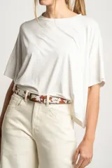 Remera blanca de viscosa con calce holgado.